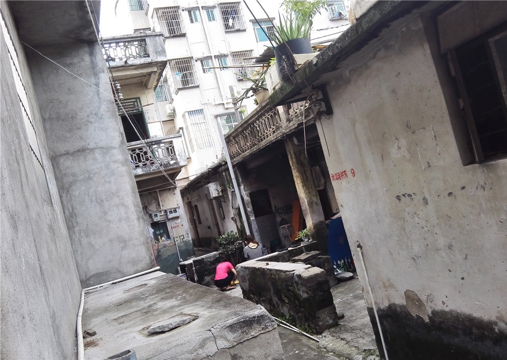 清湖老村的低矮破旧瓦房,深圳本地人会住这样的房子吗