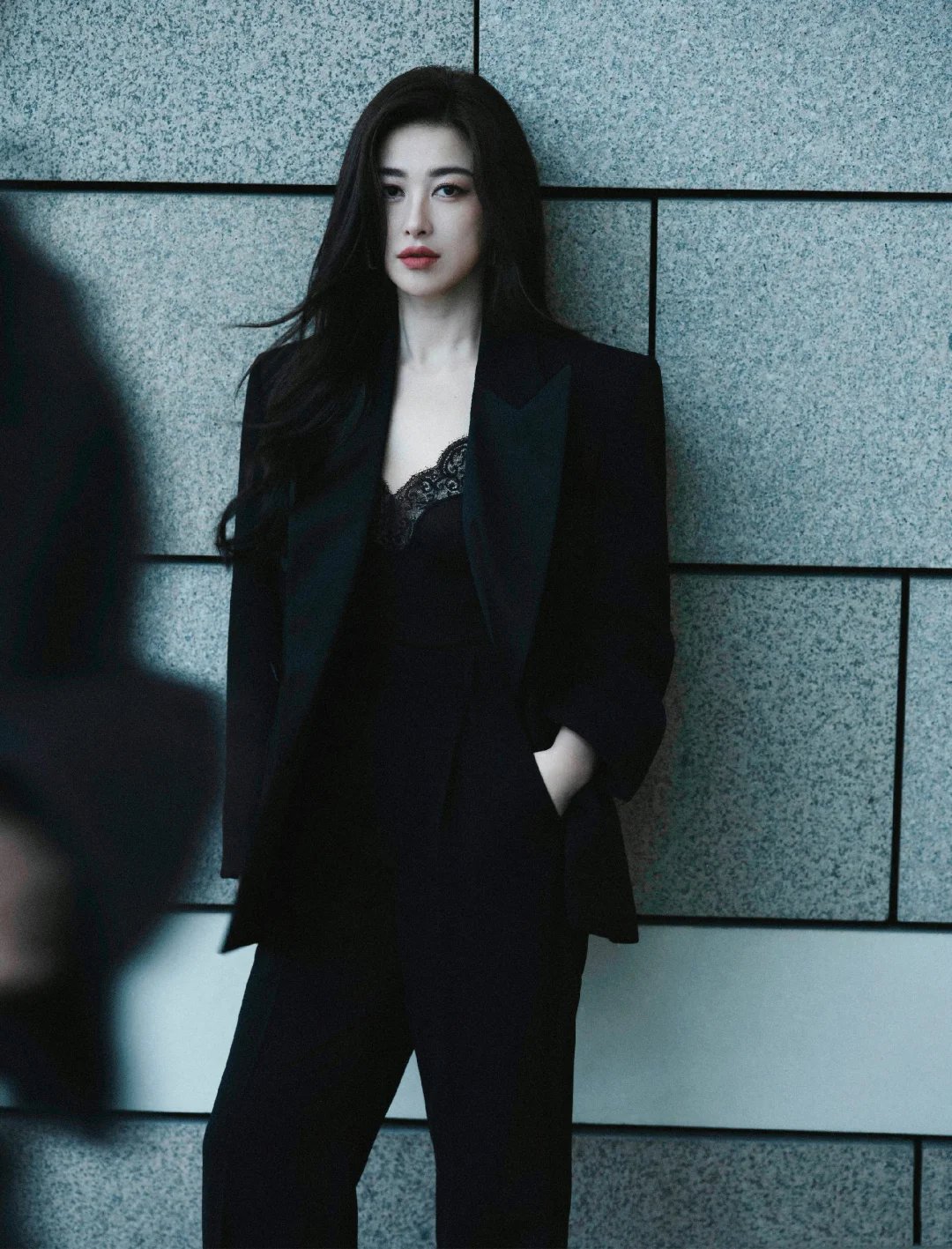 谁能拒绝朱珠的侧颜暴击！精致的五官搭配流畅的脸部轮廓