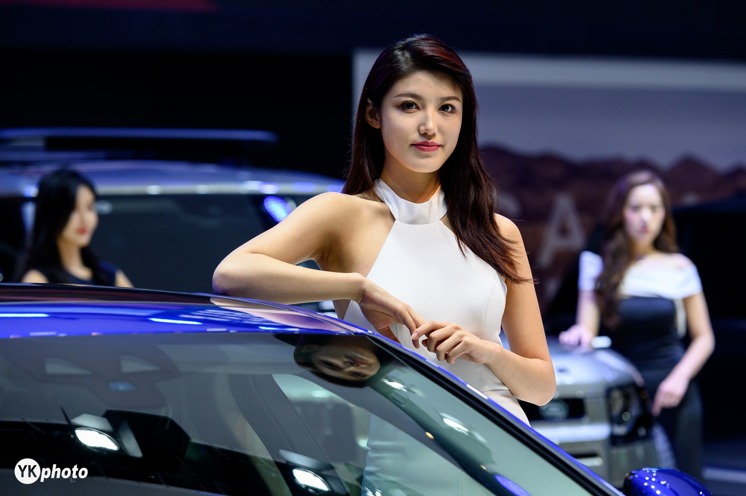 太原国际车展开幕,靓丽车模出场引围观