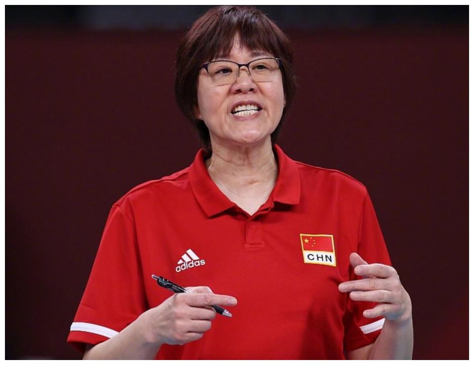 泪目！妈妈一年前去世，郎平宣布卸任后为母亲扫墓，感谢领导球迷休闲区蓝鸢梦想 - Www.slyday.coM