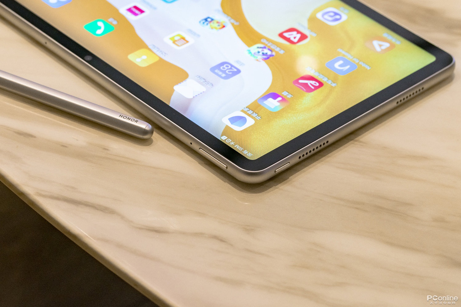 荣耀平板 v6 采用 4 扬声器 4 声道对称设计,采用了华为自主研发的