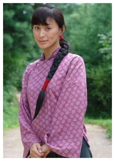 她是《地道战》中慈祥温柔的"林霞".