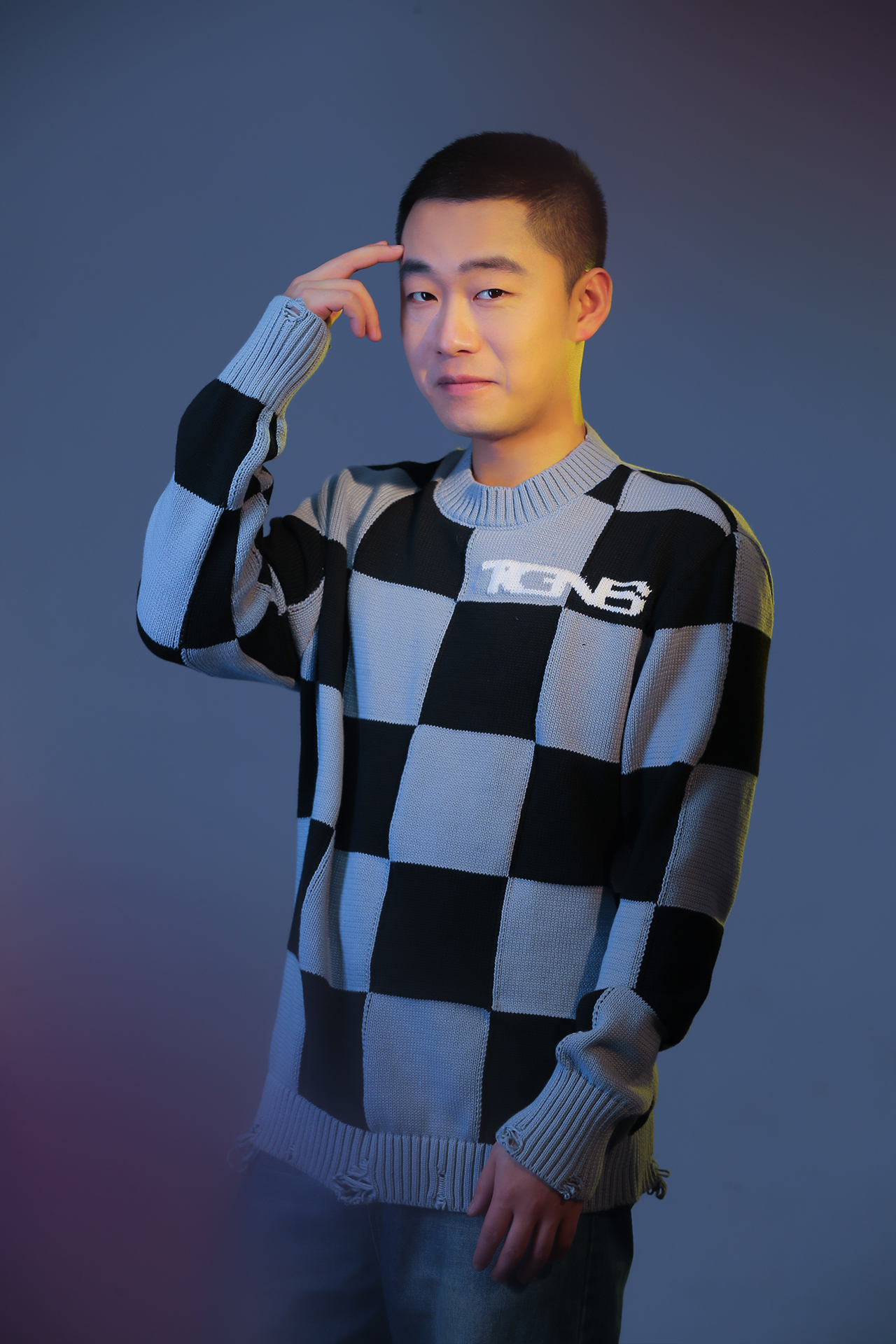 演员谢静暖冬写真上线棋盘格毛衣温暖治愈