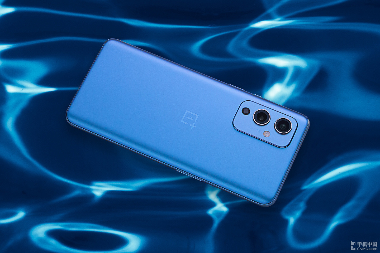 一加 9鲸蓝配色使用双层ag工艺,即使用高雾ag玻璃叠加漫反射ag膜片