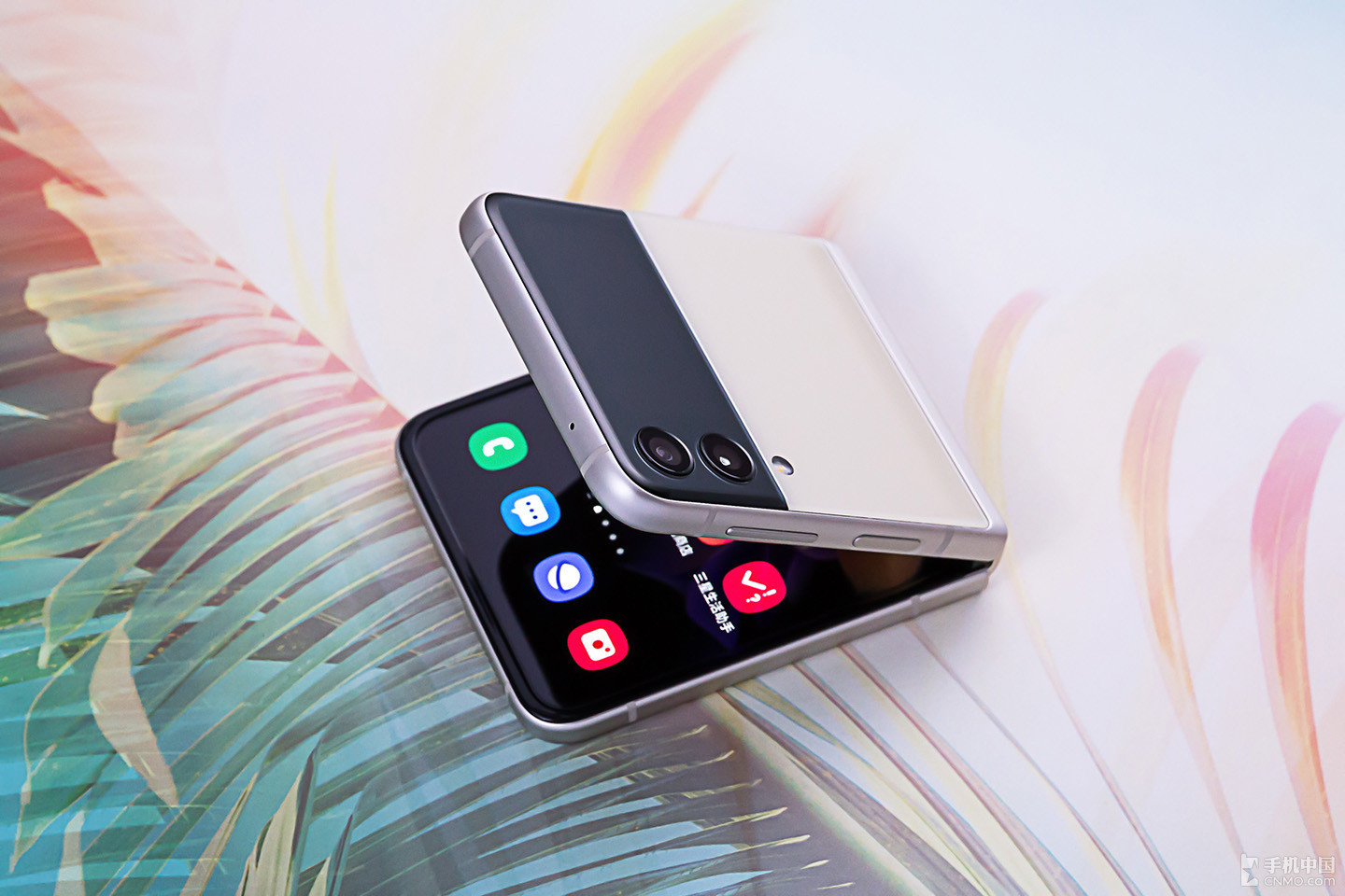 三星z flip3 5g图赏:"一块粉饼"玩出时尚潮流感__财经头条