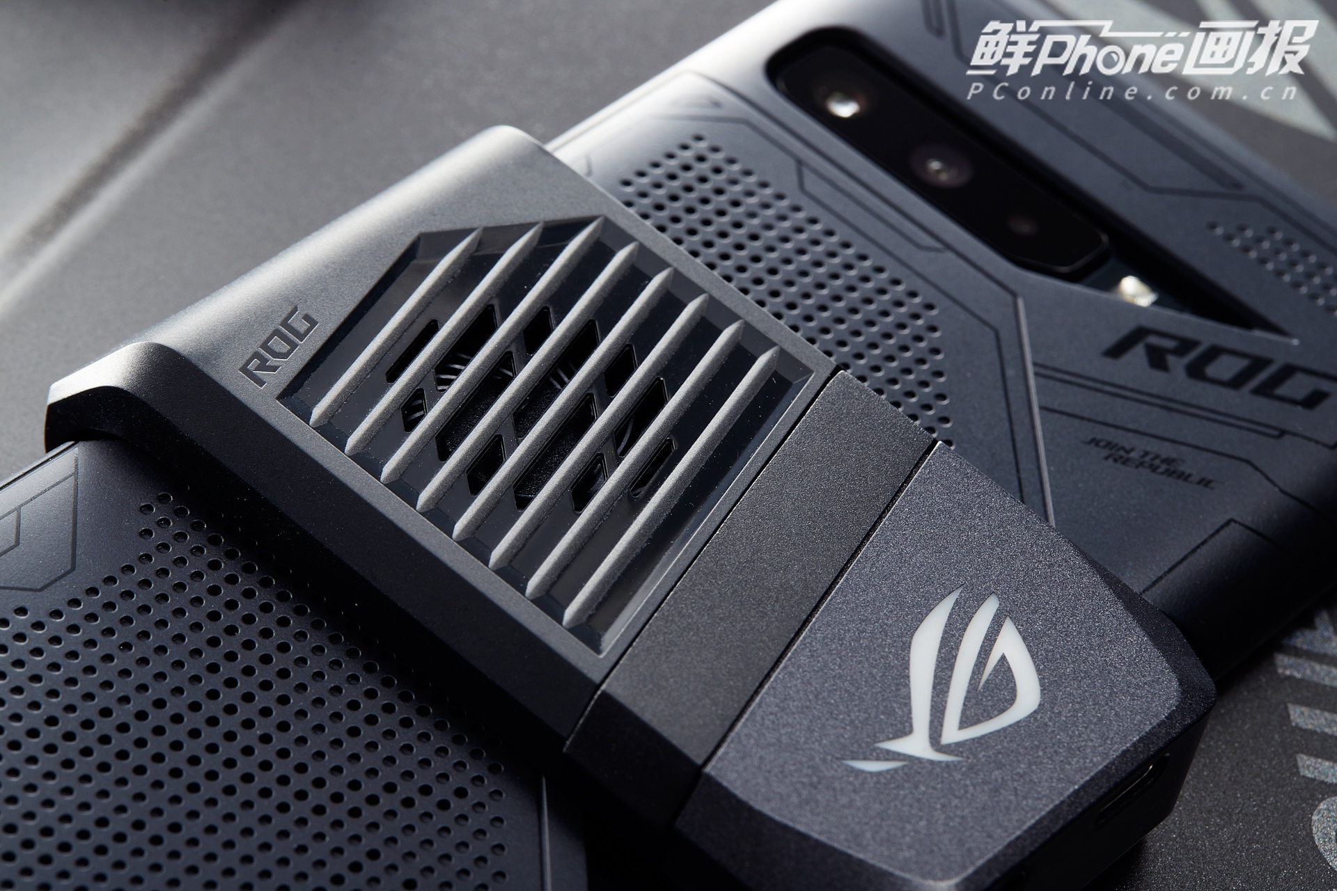 酷冷风扇3与各种保护壳兼容的同时,还贴心加入一个支架,给玩家提供了