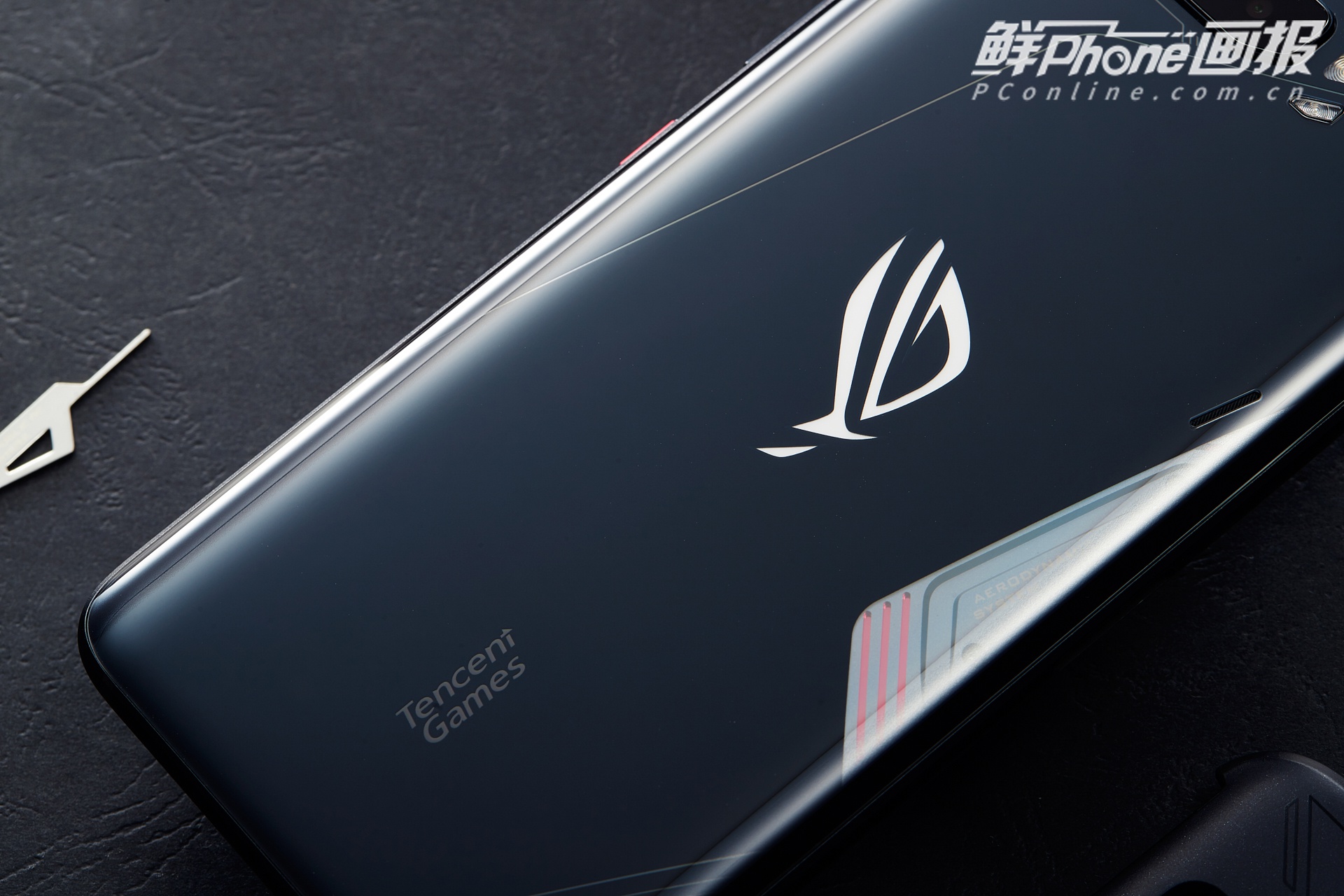 rog游戏手机3图赏极简前卫有灯则灵