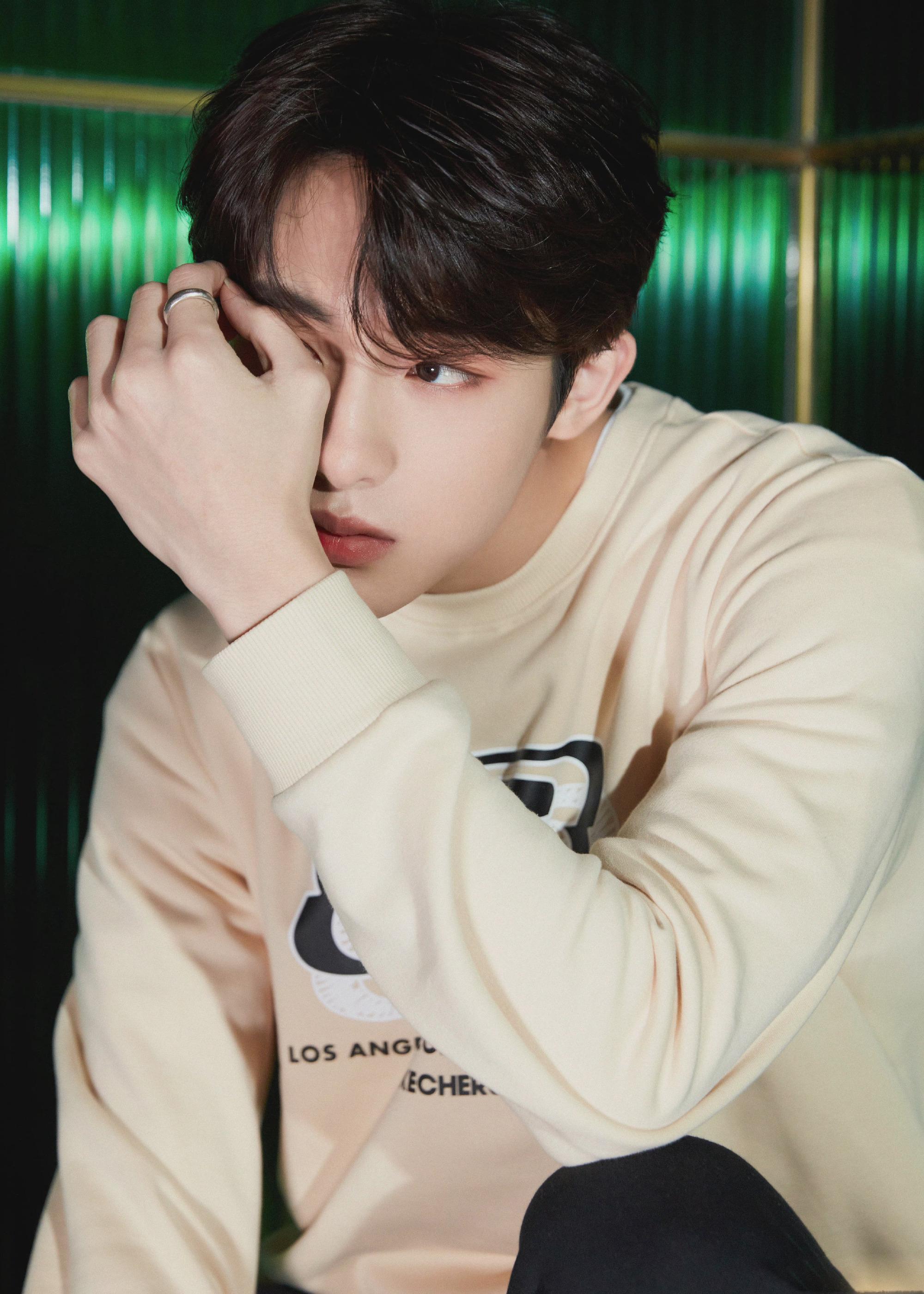 董思成最新活动造型释出运动卫衣搭配休闲裤清爽舒适