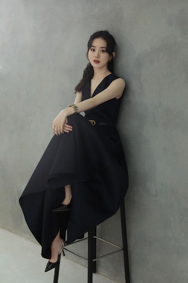 赵丽颖身穿黑色礼服犹如黑天鹅绑高马尾,优雅大气气质尽显!