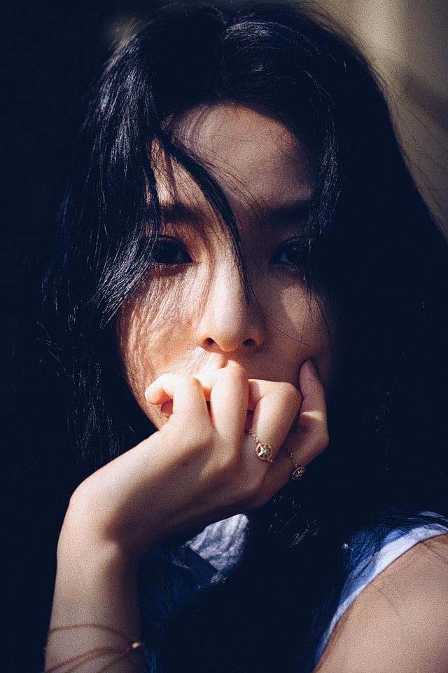 章若楠烟熏妆配红唇气质优雅穿流苏裙黑白配简约大气