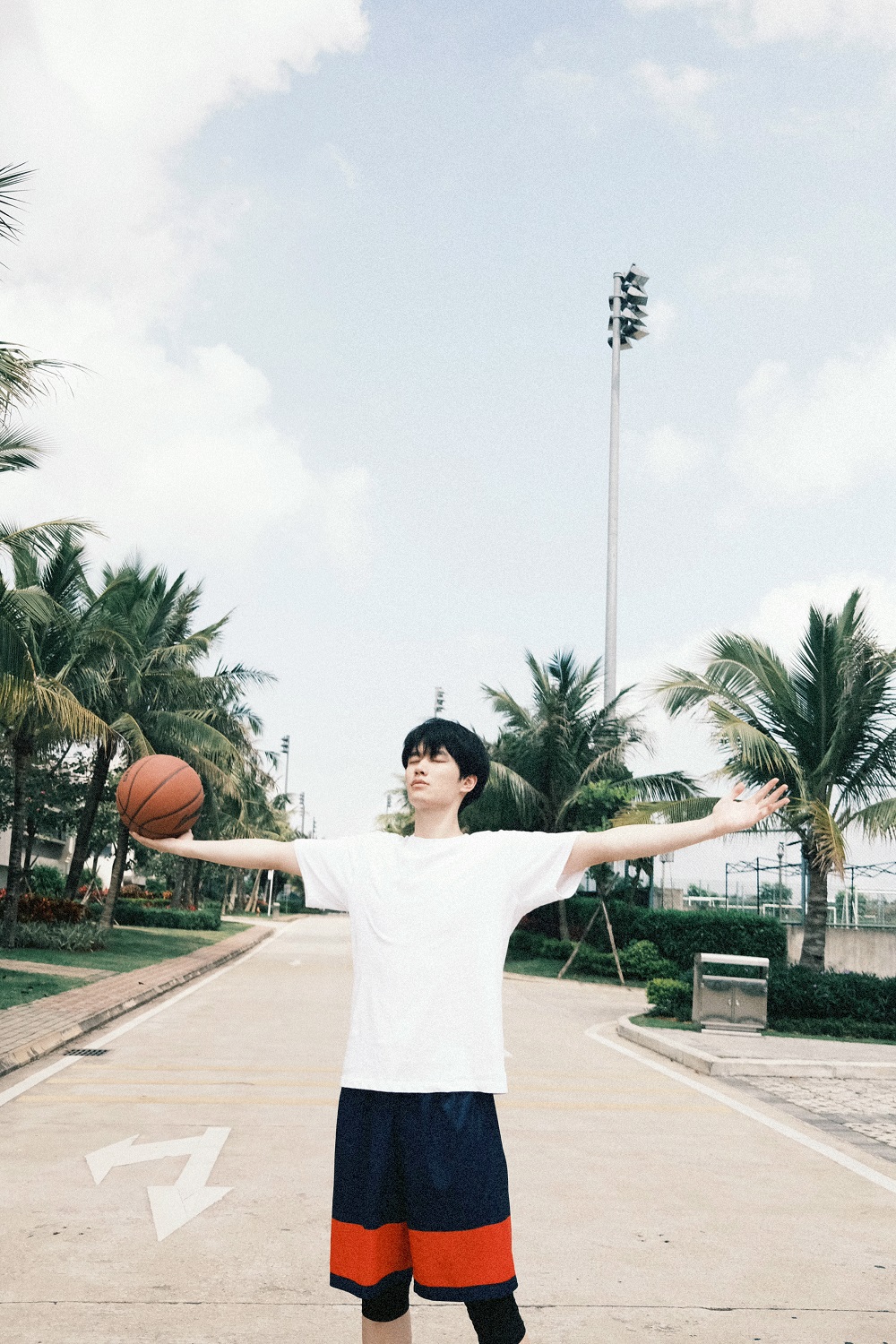 刘昊源球衣高清随拍发布黑发顺毛少年感十足