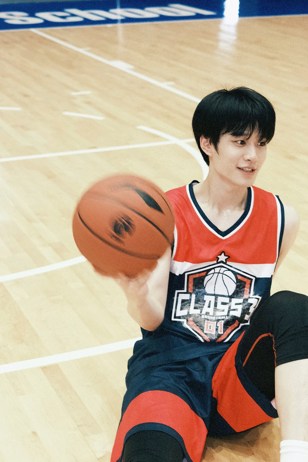 刘昊源球衣高清随拍发布黑发顺毛少年感十足