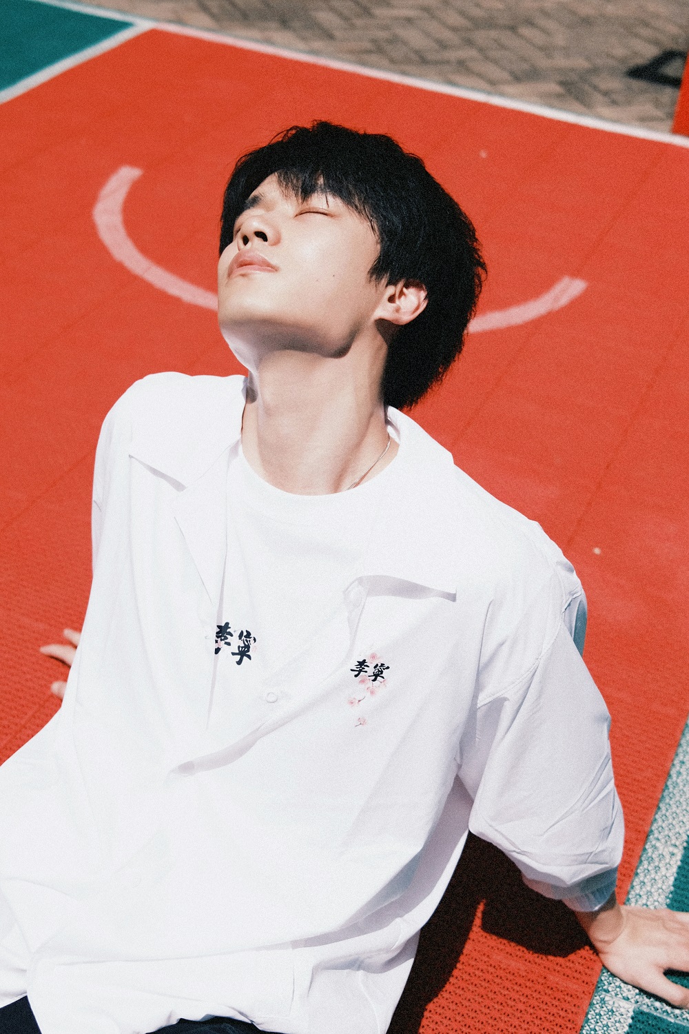 刘昊源球衣高清随拍发布黑发顺毛少年感十足