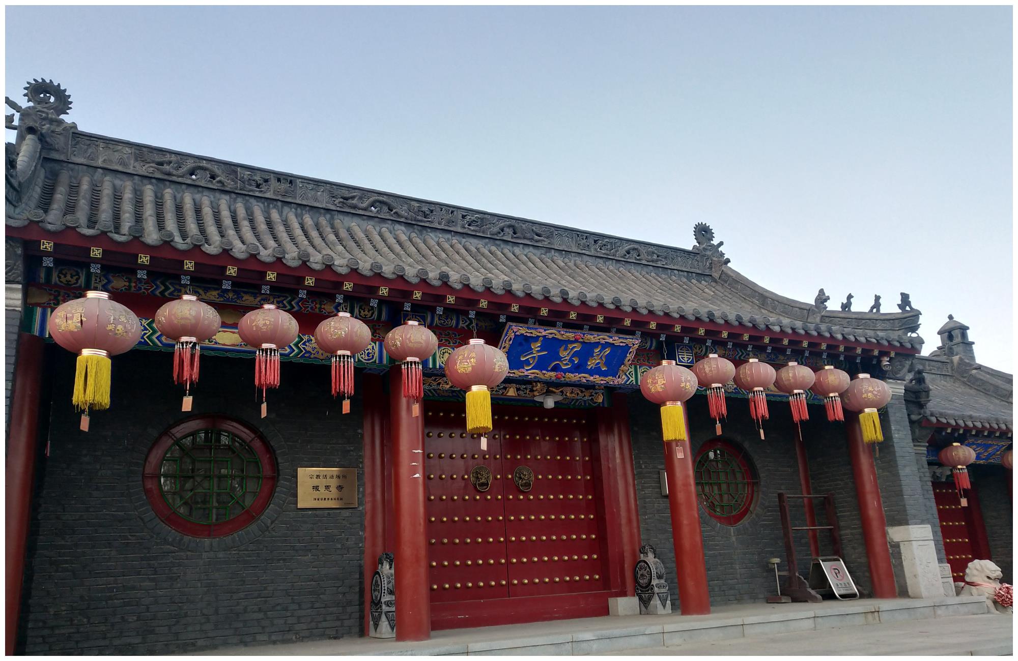 在报恩寺正门右侧就是月老殿,在下方就是龙王庙.