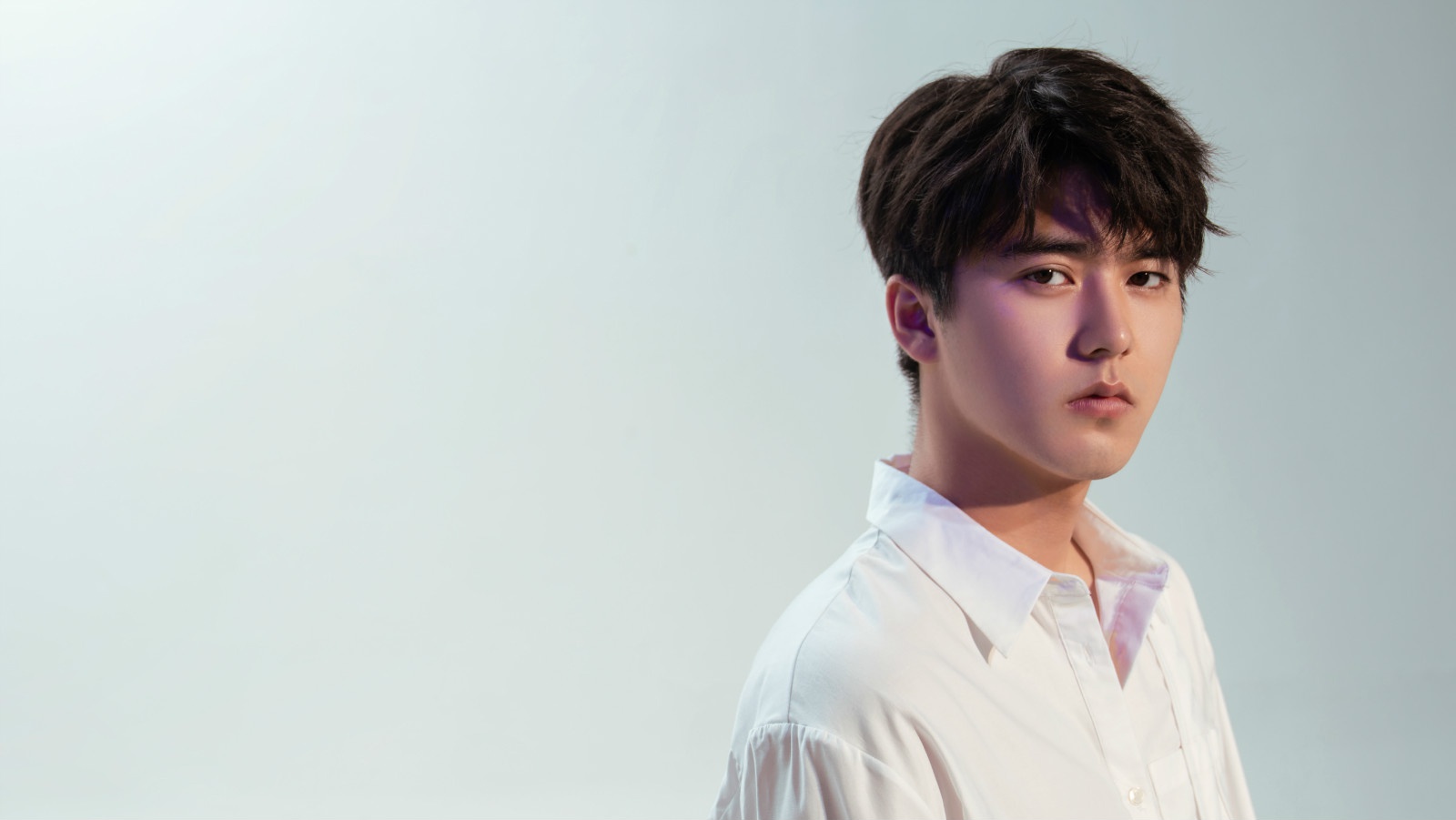 刘奕畅大片曝光穿越光影在少年与成熟感之间畅游