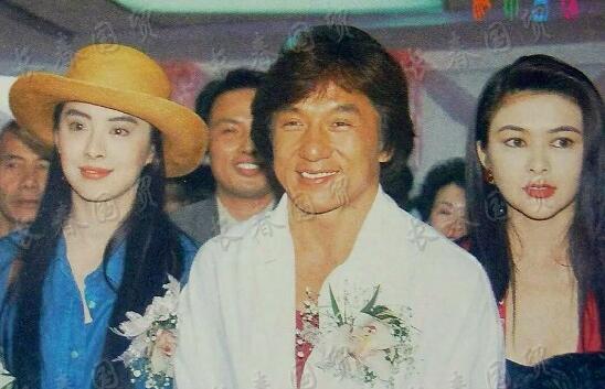 成龙王祖贤关之琳昔日合影曝光三人同框模样青涩十分亲密