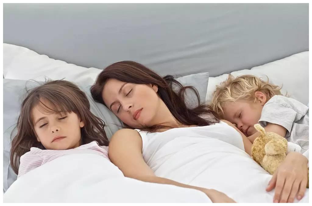 孩子3岁前，跟妈妈睡和跟老人睡差别大，家长别不当回事休闲区蓝鸢梦想 - Www.slyday.coM