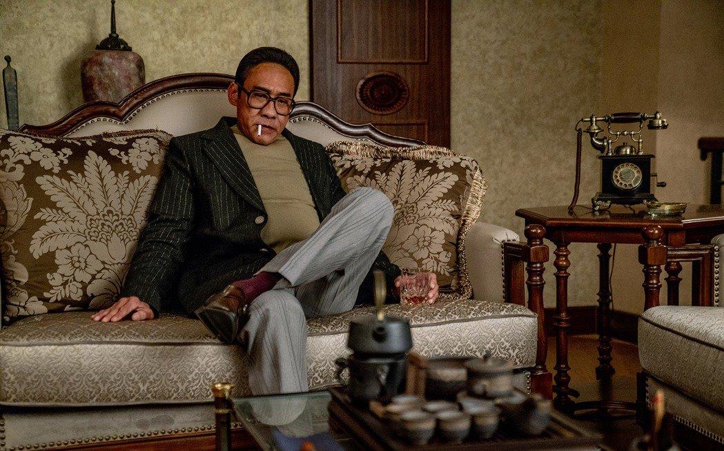 吴镇宇忍不住爆料:"梁家辉太猛了,他为了演跛豪,连在拍戏空档都会跛着