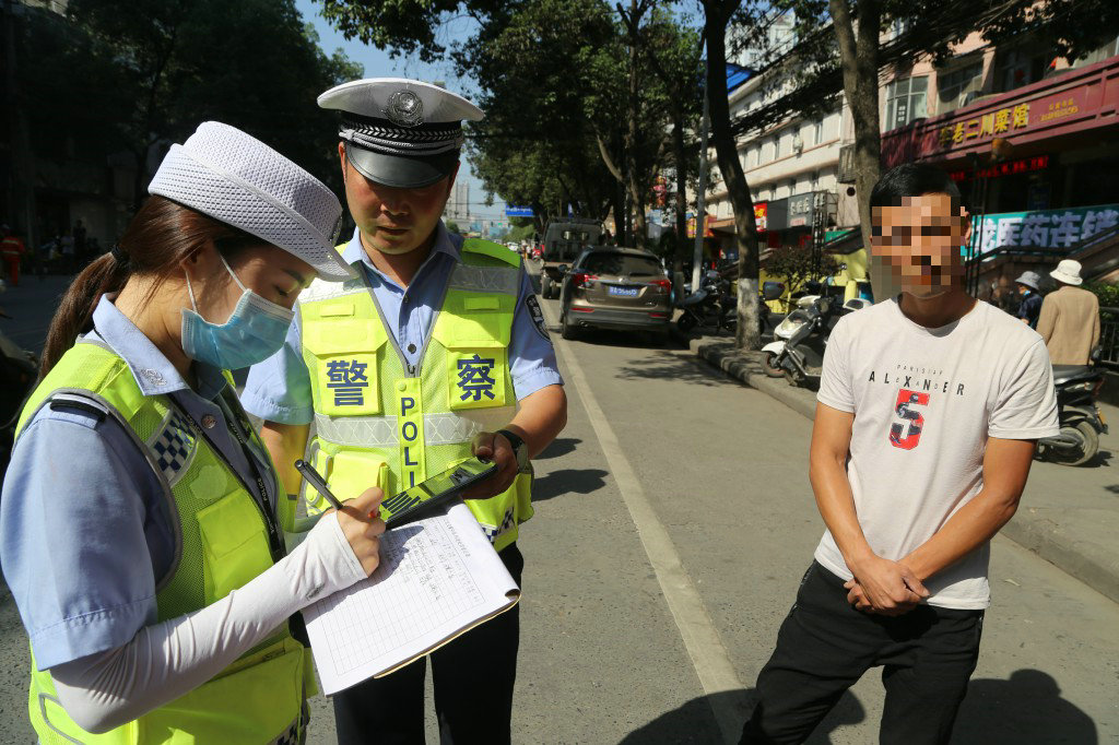 联合执法 重拳出击 汉滨交警剑指"问题"大货车