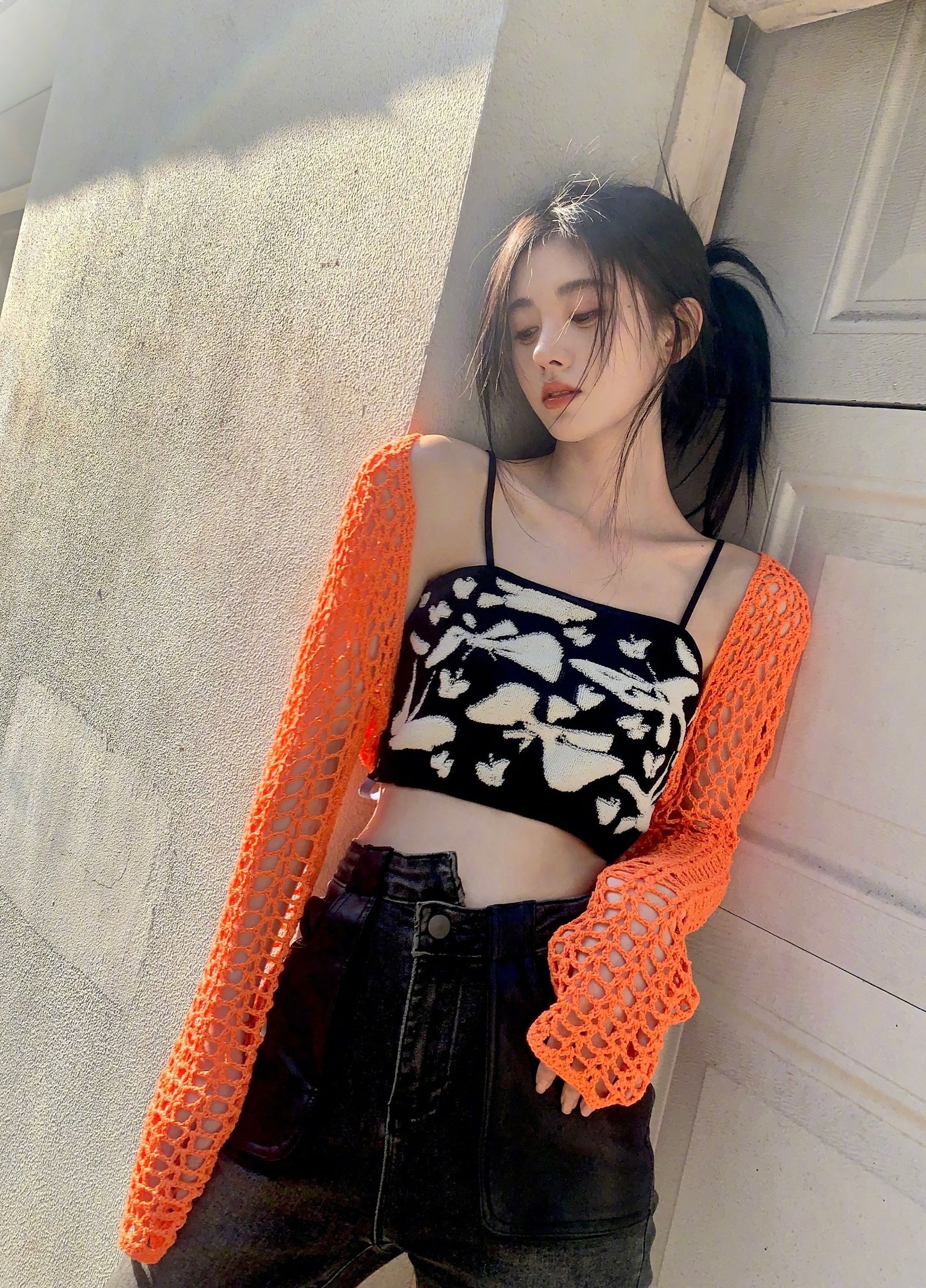 鞠婧祎晒春天美照穿吊带衫尽显小蛮腰又纯又欲身材抢镜