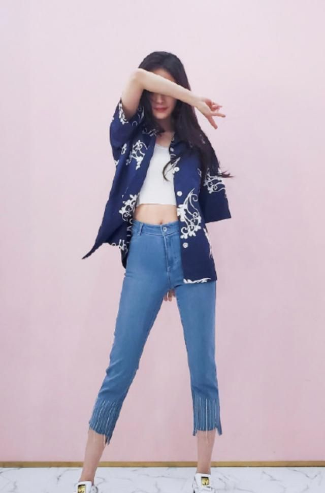 杨幂解锁美腿穿搭秘籍骑行裤再获青睐活力夏日光彩