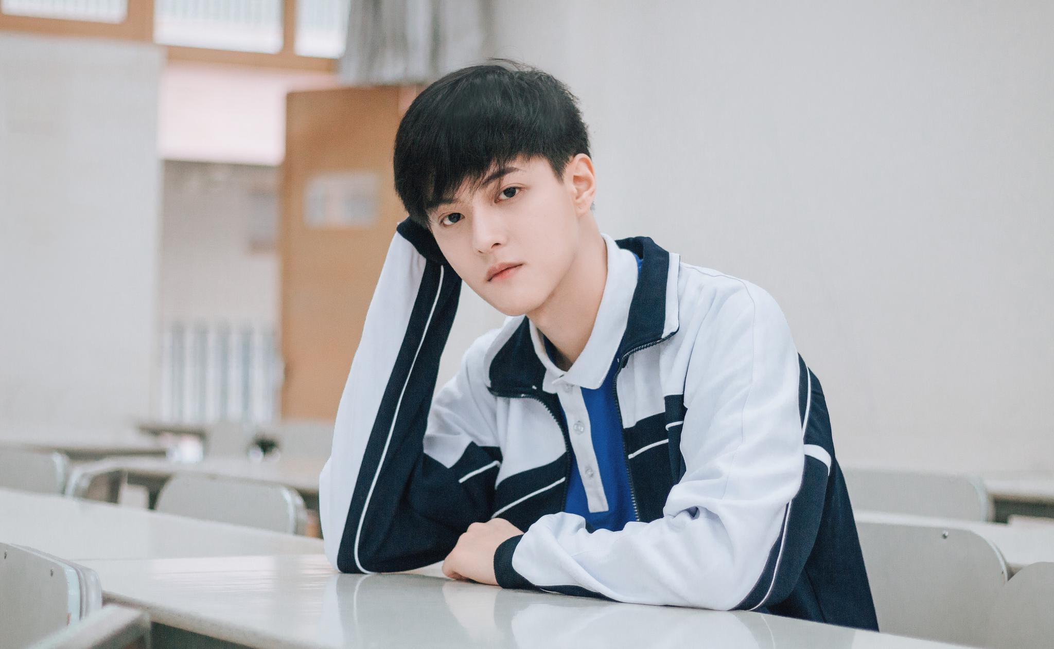 演员李梵诚校园写真曝光 重返学生青涩时光