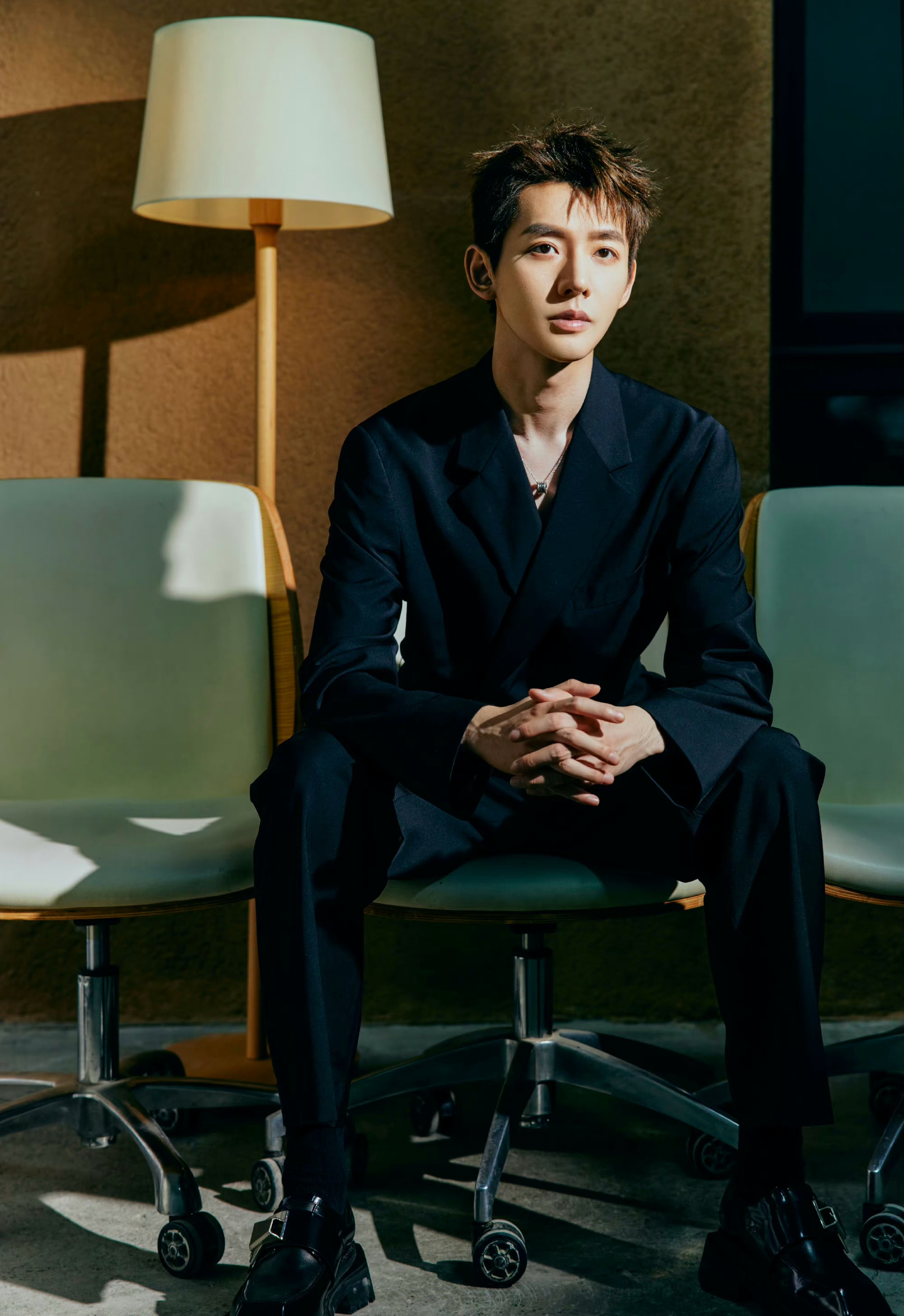 邓为最新写真大片!黑色穿搭高级感满满,展现俊美颜值__财经头条