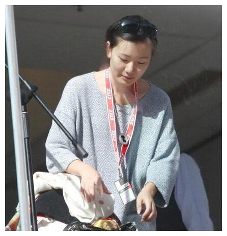 韩寒妻子是金丽华在松江二中上高中时期,韩寒经常开着摩托车来学校接