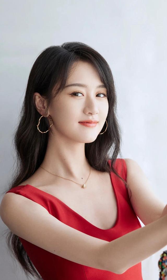 灵感光线随形尽显浪漫意韵袁冰妍美貌在线气质非凡