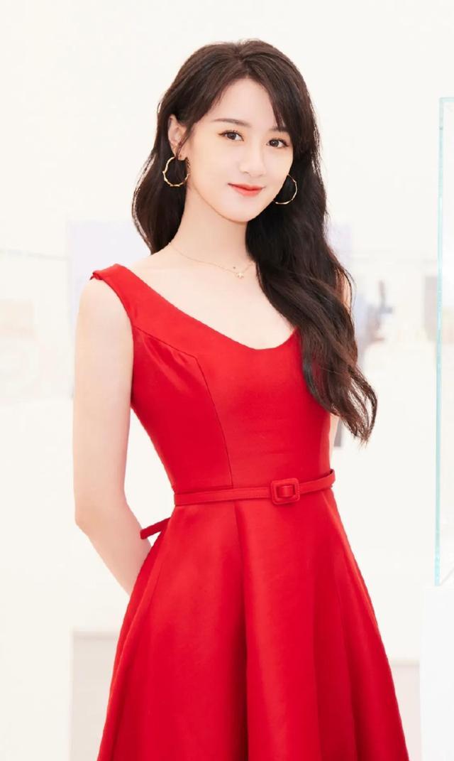 灵感光线随形尽显浪漫意韵袁冰妍美貌在线气质非凡