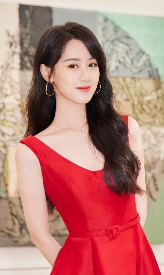 灵感光线随形尽显浪漫意韵袁冰妍美貌在线气质非凡