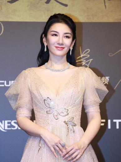 黄奕身穿裸色闪片长裙身材优越颜值甜美动人