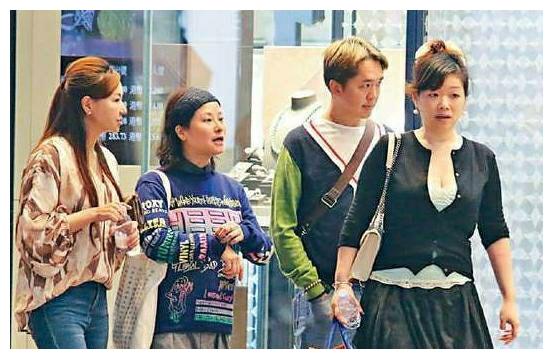 53岁邓兆尊有三女友与妈妈抢遗产22年身家丰厚很像韦小宝