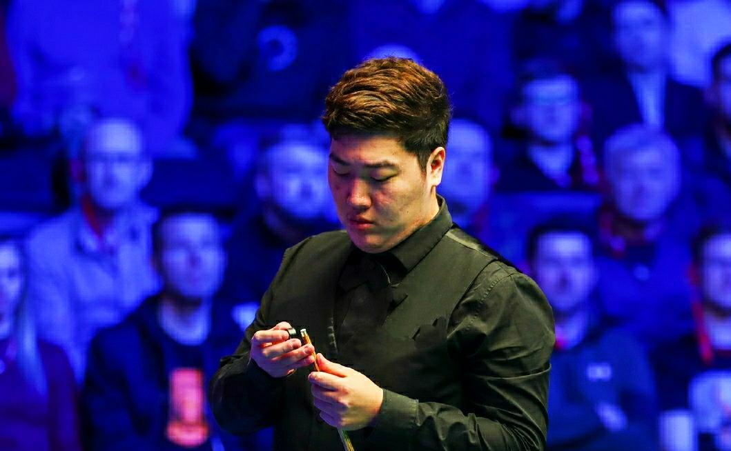 2020年斯诺克球员锦标赛第二个比赛日,小将颜丙涛延续近期良好状态,在