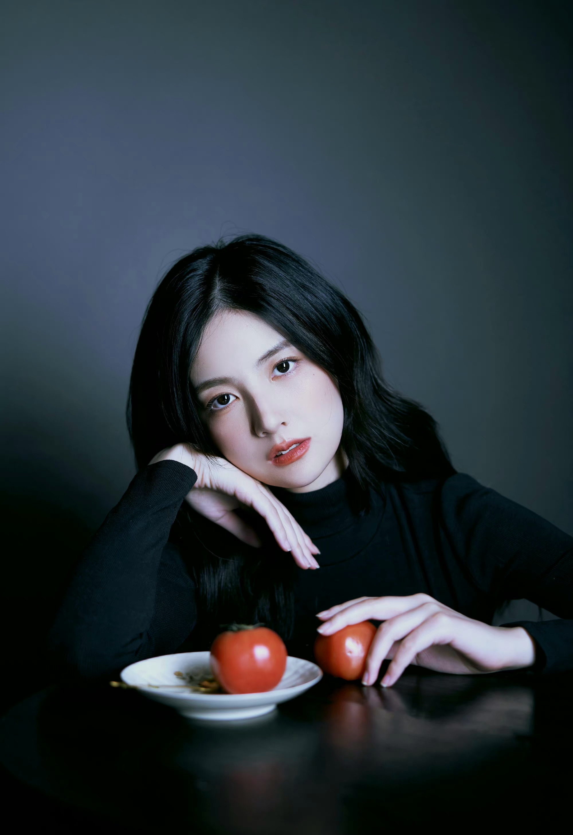 赵粤更新一组油画质感的和柿子随拍,冷白皮 暗色调