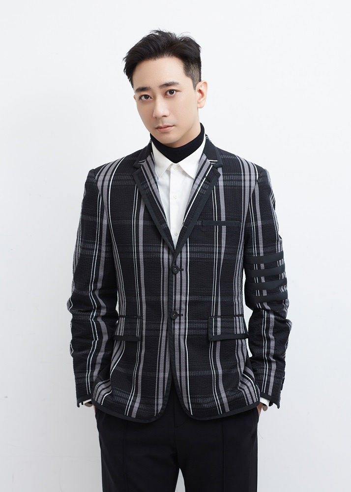 王自健突破自我展现多面魅力时尚写真_高清图集_新浪网