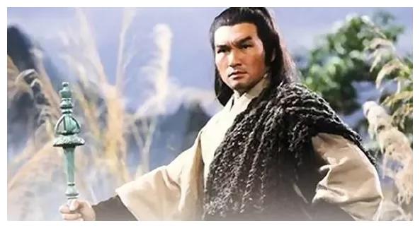 邀请当红武打演员梁家仁扮演大侠乔峰,在80年代引起过不小的轰动