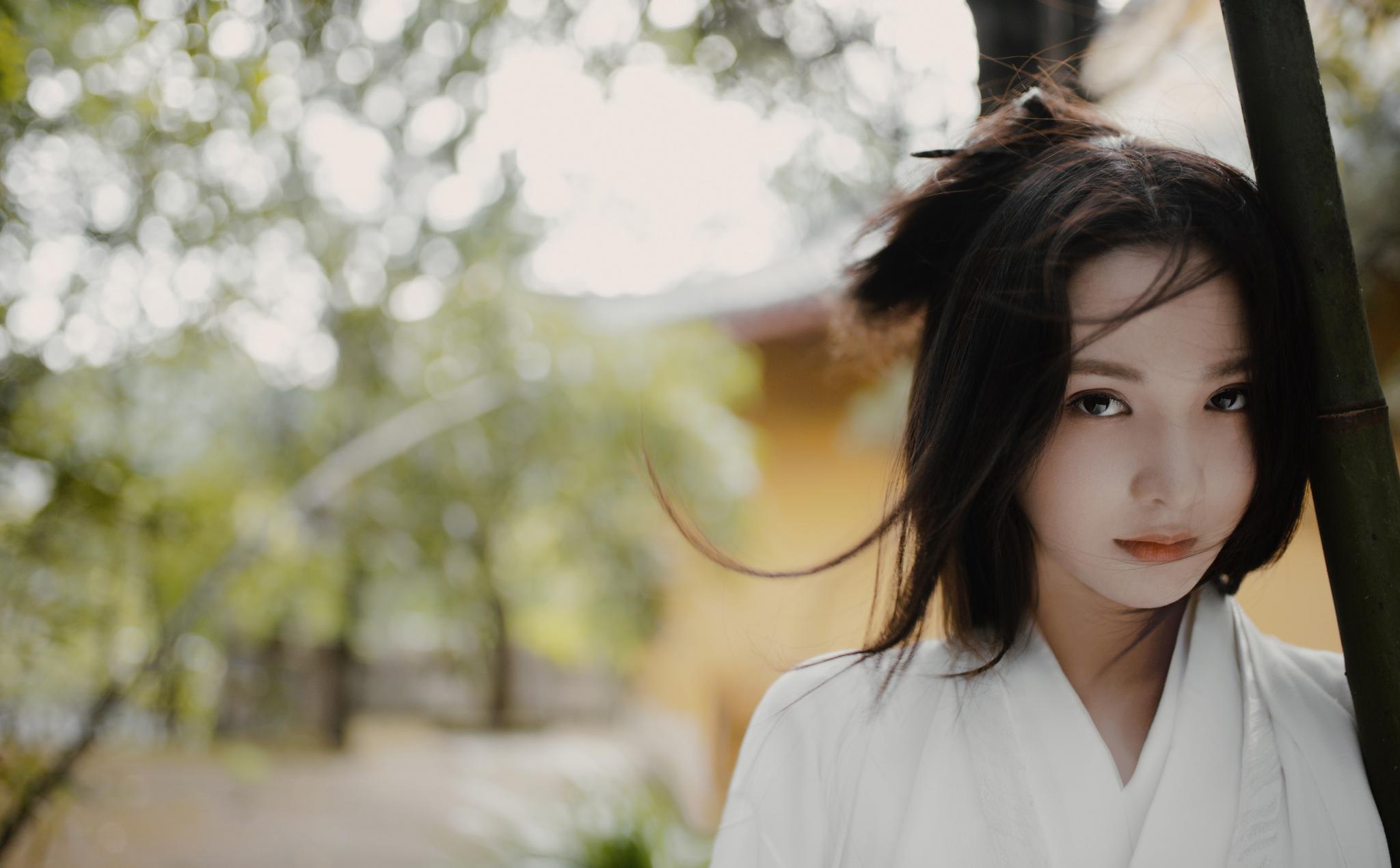 彭小苒白衣古风写真释出化身林间女侠清冷飒气