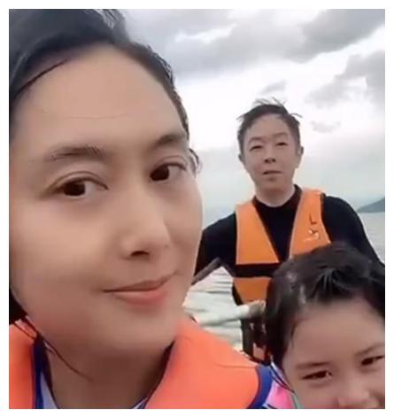 黄贯中晒一家三口旧照，朱茵素颜出镜，女神还是漂亮！休闲区蓝鸢梦想 - Www.slyday.coM