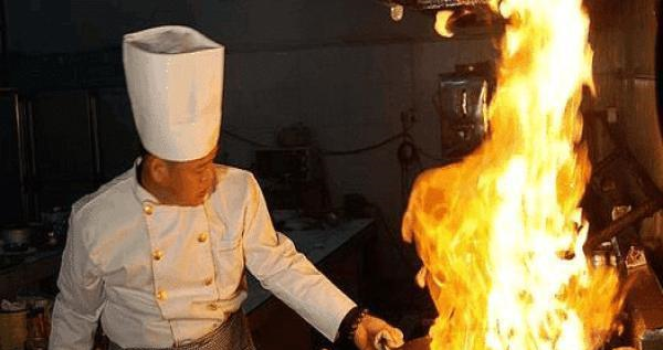 在举例子之前外面先要了解饭店的厨师做菜,为什么会出现锅中起火的