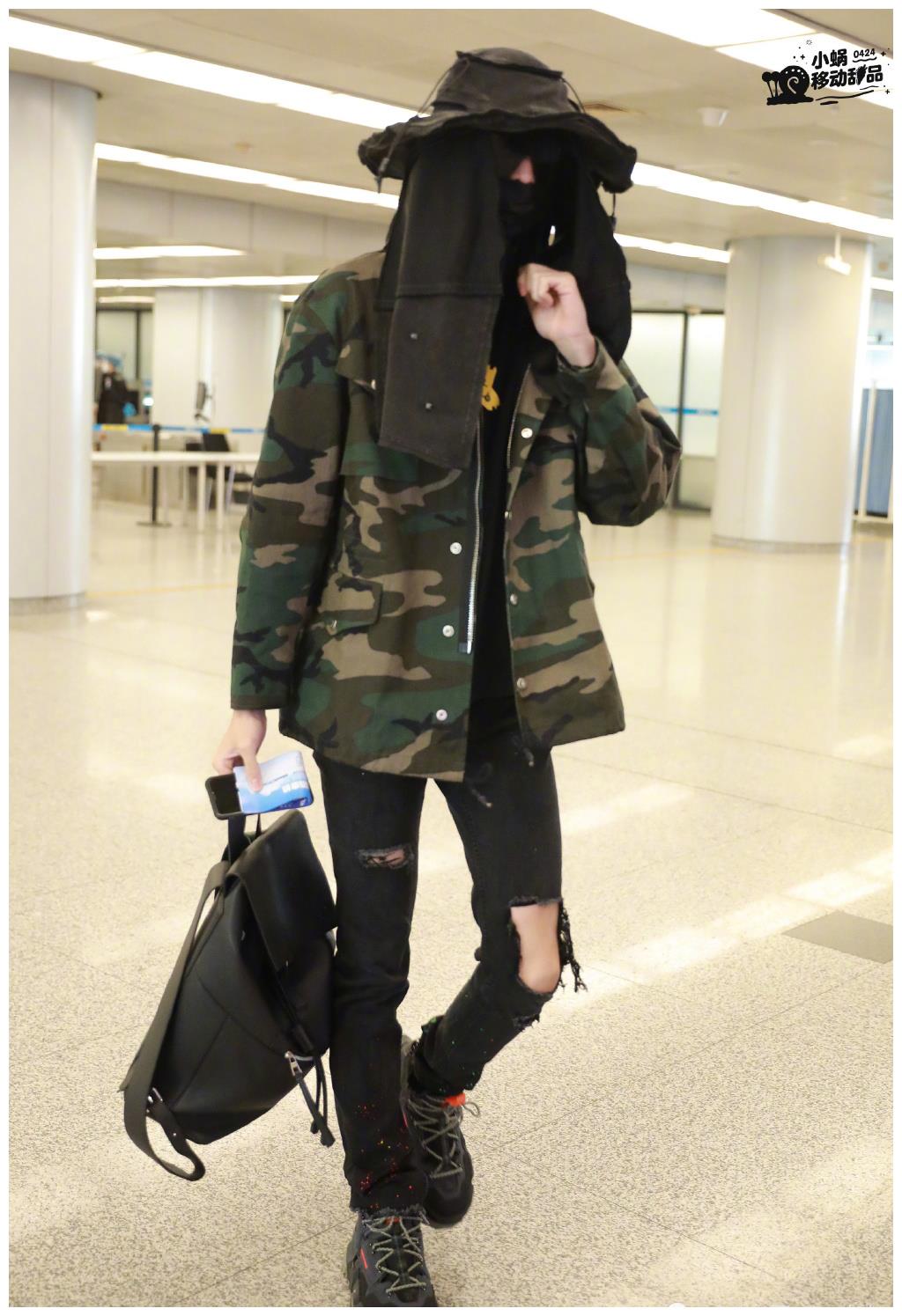 赵让私服穿搭,身穿迷彩外套搭配破洞裤,显露随性不羁的酷帅