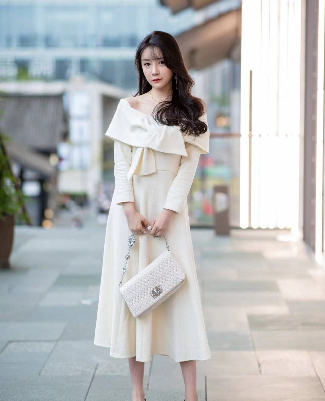 街拍:小姐姐白色一字肩长裙搭配黑色高跟鞋,长发披肩温柔大方