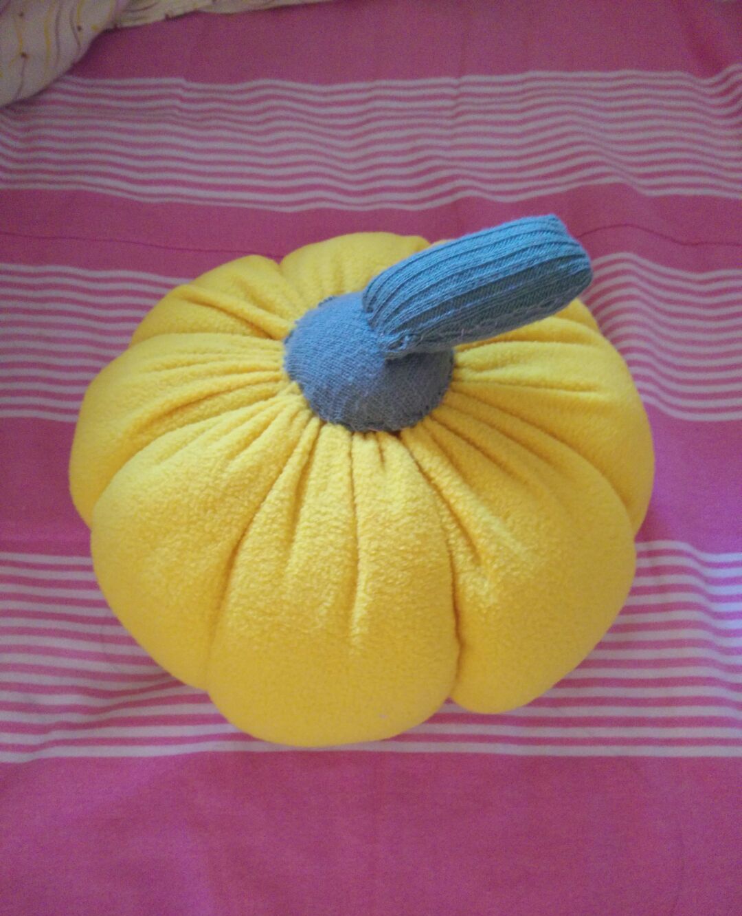 一只小南瓜抱枕的诞生过程 旧衣服的diy华丽转身