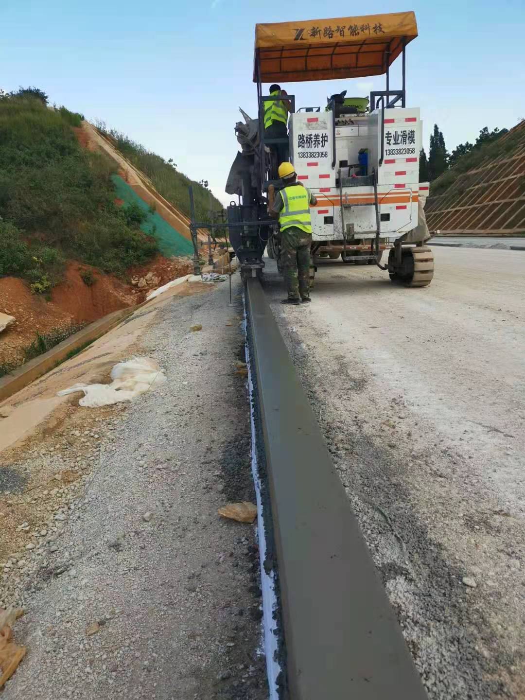 路缘石滑模机施工路众滑模