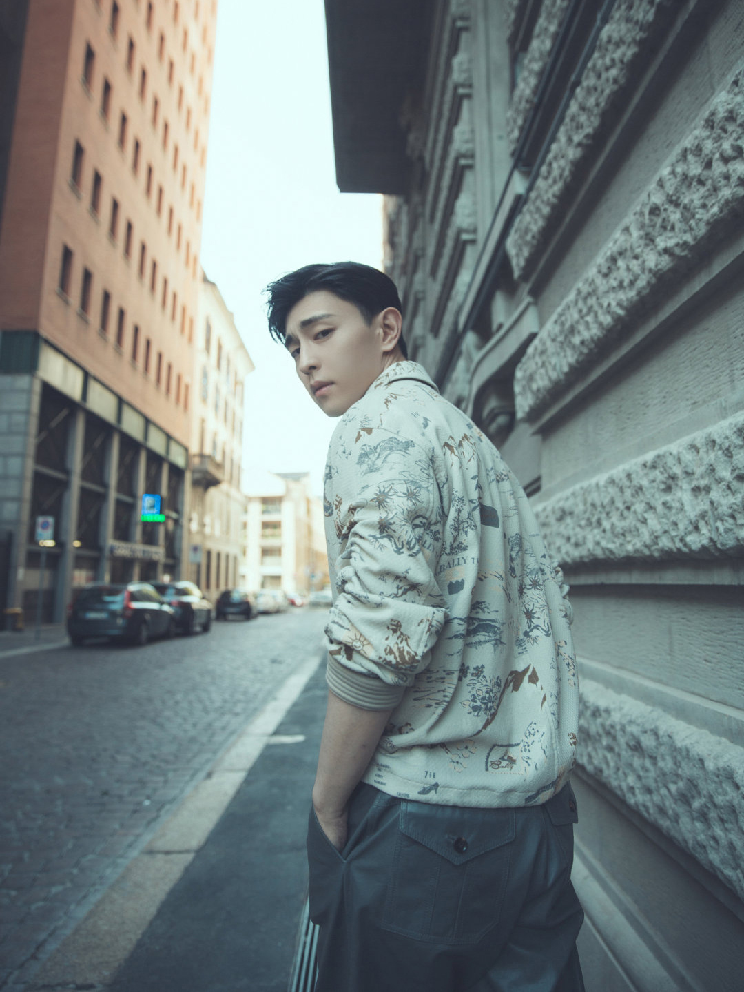 邓伦街拍印花外套搭配皮裤帅出新高度