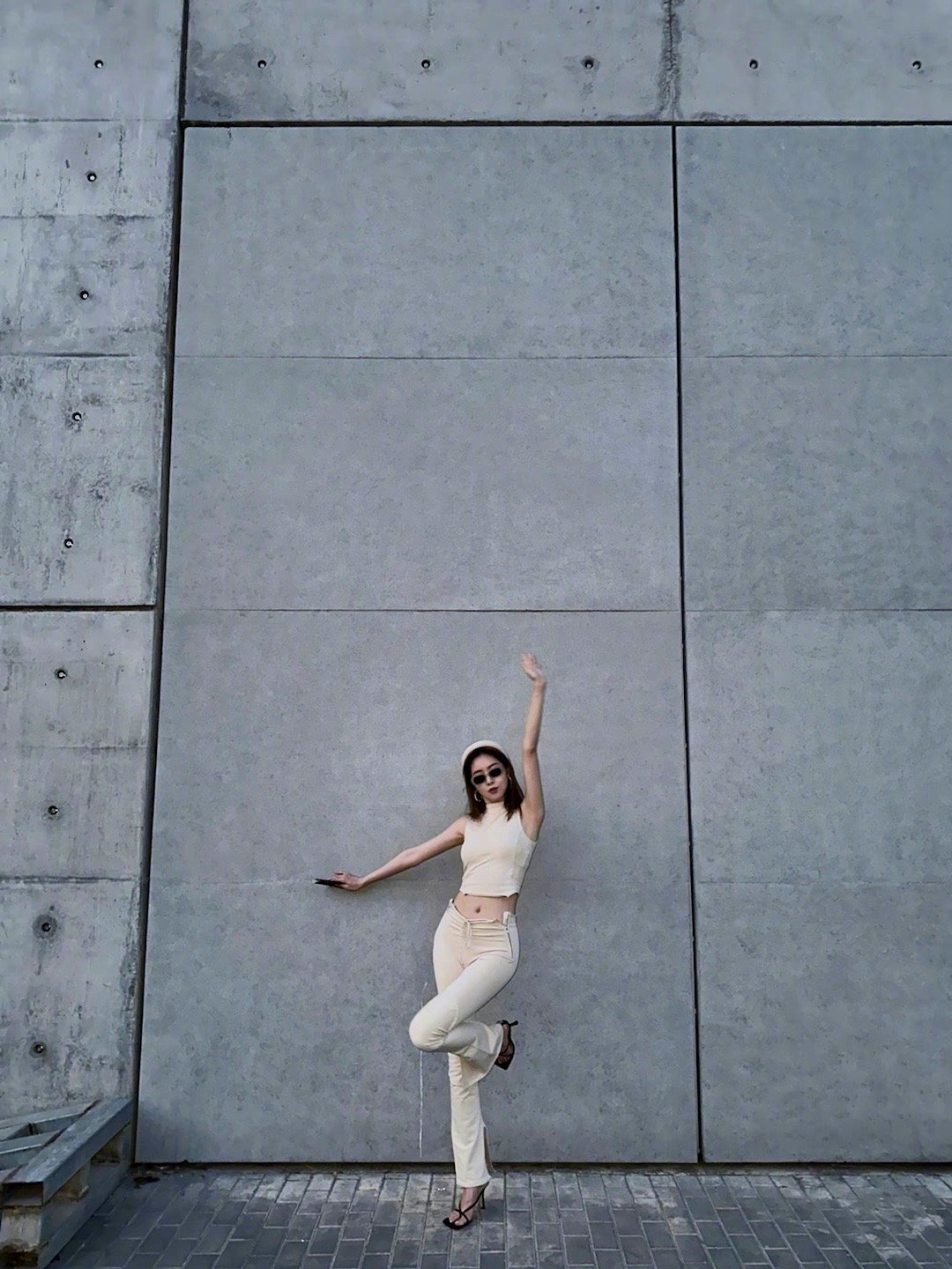 2/ 9赵尧珂身穿无袖背心搭配同色紧身裤,纯欲风格