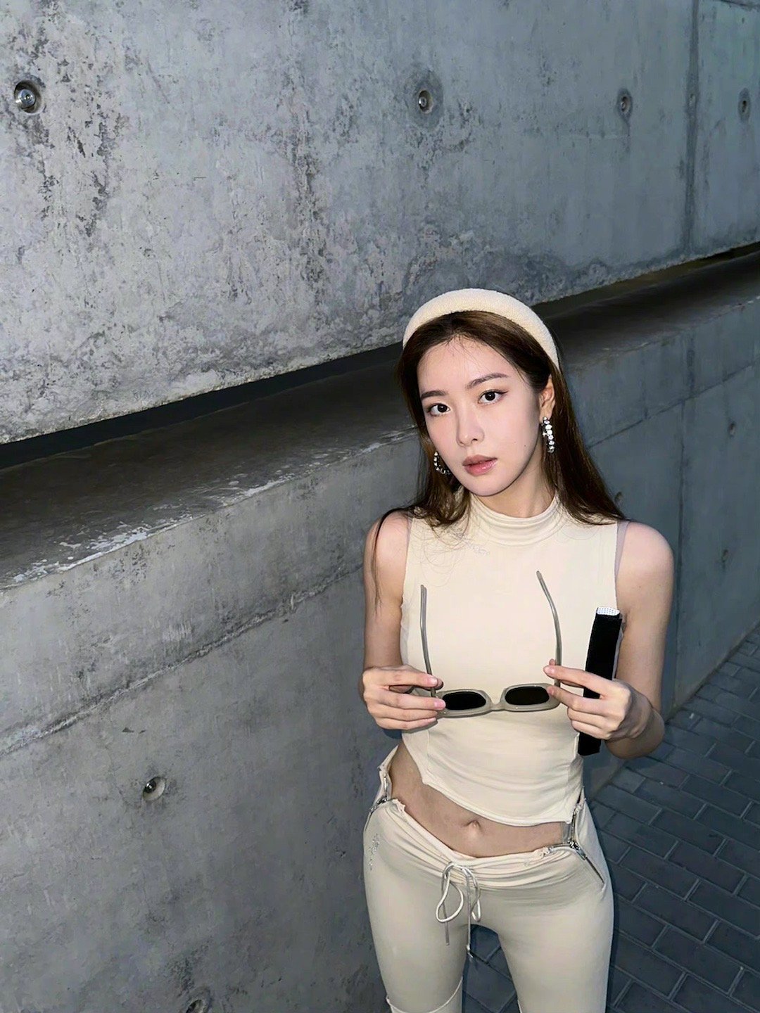 赵尧珂身穿无袖背心搭配同色紧身裤,纯欲风格外惊艳