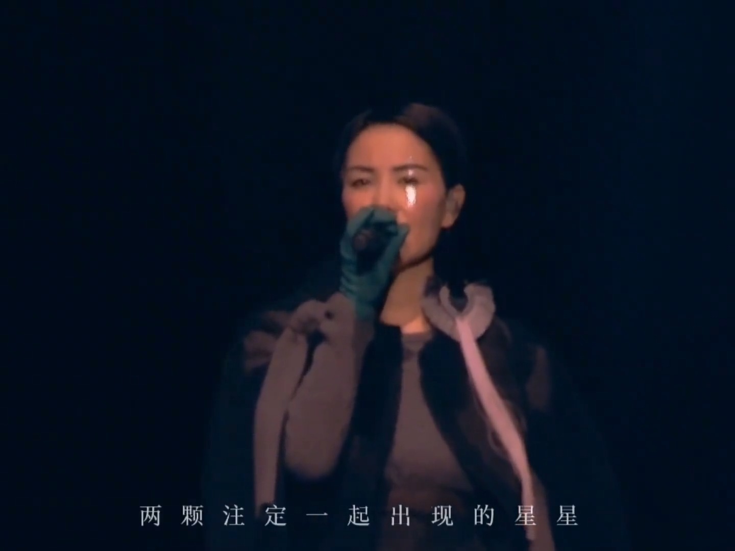 王菲演唱会现场献唱《流星》，空灵嗓音瞬间拉满氛围感，全场沉醉