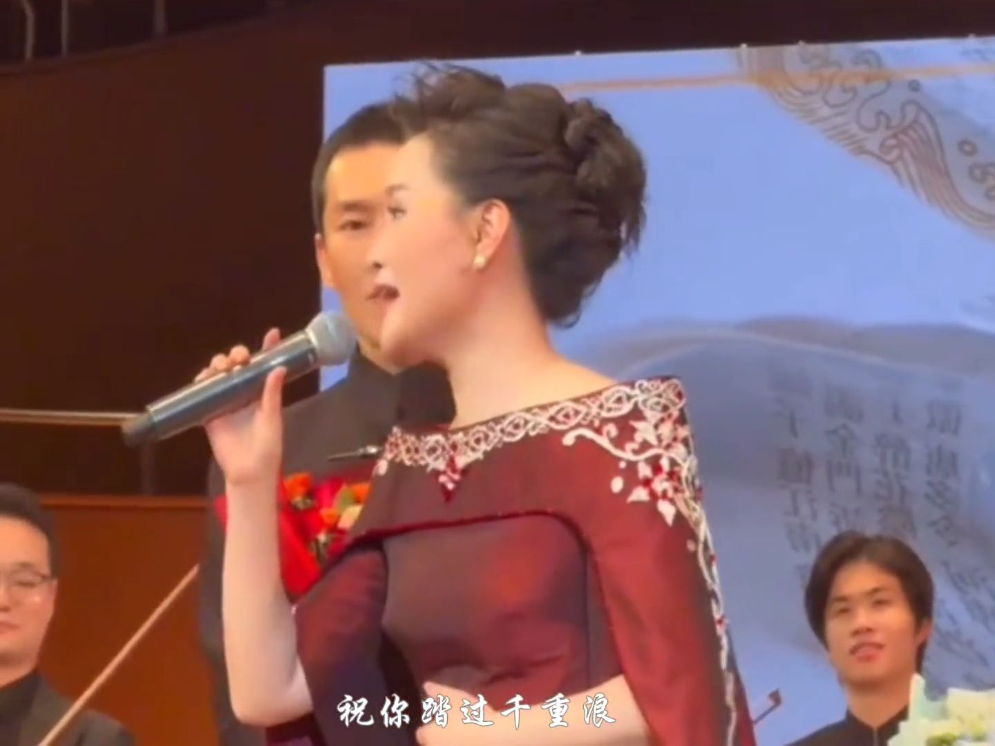 雷佳清唱《人世间》，声声入耳，如梦如幻！