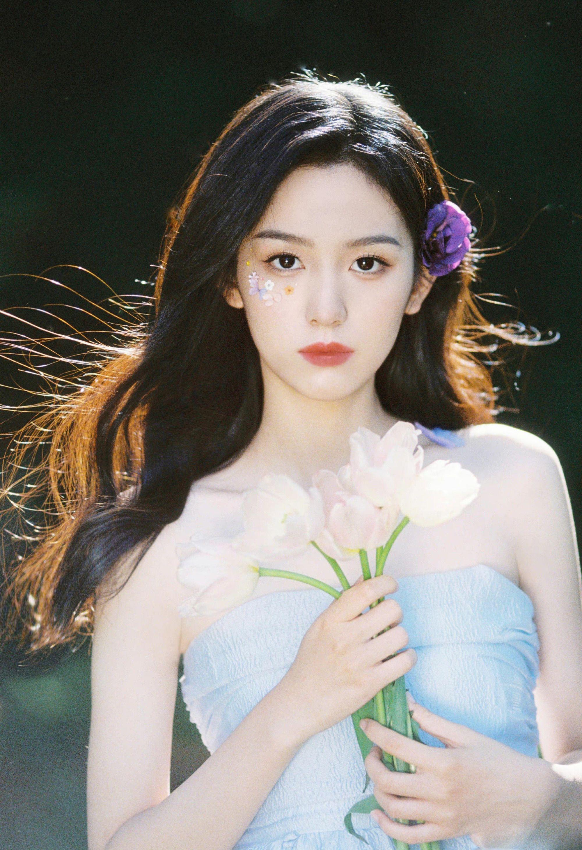 周也分享盛夏写真九宫格身着水蓝色抹胸裙置身花丛中